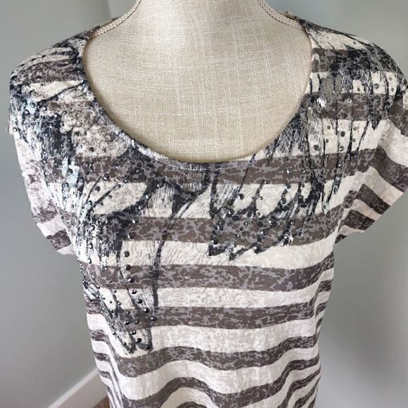 ROCK & REPUBLIC WOMEN'S TEE SHIRT GRAY & WHITE WITH ANGEL WING DECOR SIZE SMALL - Picture 2 of 5